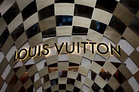 Louis Vuitton hires advertising chief to run .